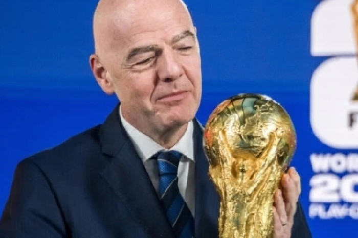 Presiden FIFA Infantino berada di piala emas sepak bola dunia, sebelum undian Piala Dunia 2026 di Washington, AS. Foto: FIFA