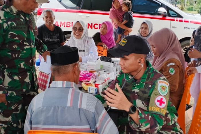 TNI Perkuat Layanan Medis Darurat bagi Warga Terdampak Banjir Aceh