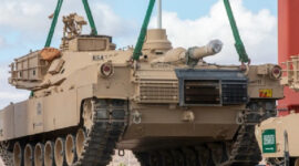 Tank Abrams dipindahkan ke kereta api di California, pada 18 November. Foto oleh Angkatan Darat AS