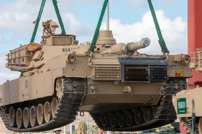 Tank Abrams dipindahkan ke kereta api di California, pada 18 November. Foto oleh Angkatan Darat AS