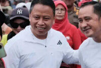 Wali Kota Depok, Supian Suri dan Wakil Wali Kota Depok, Chandra Rahmansyah menyapa warga yang ingin berfoto bersama saat CFD Margonda, beberapa waktu lalu. (Foto: JD 01/Diskominfo Depok)