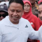 Wali Kota Depok, Supian Suri dan Wakil Wali Kota Depok, Chandra Rahmansyah menyapa warga yang ingin berfoto bersama saat CFD Margonda, beberapa waktu lalu. (Foto: JD 01/Diskominfo Depok)
