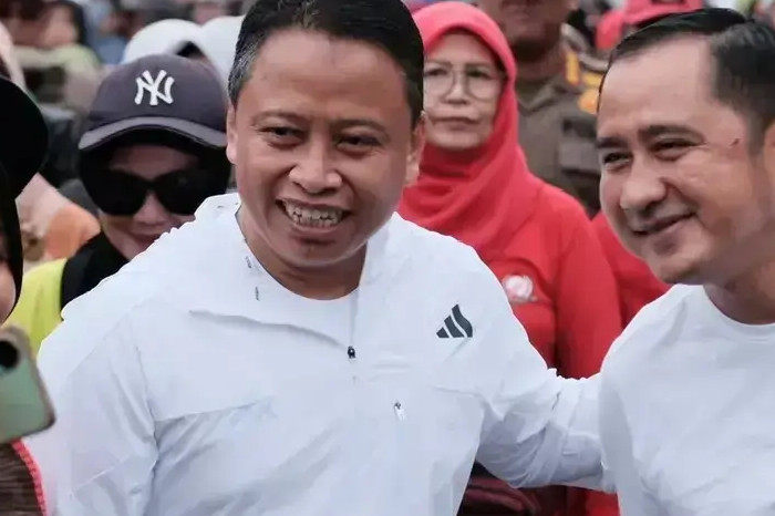 Wali Kota Depok, Supian Suri dan Wakil Wali Kota Depok, Chandra Rahmansyah menyapa warga yang ingin berfoto bersama saat CFD Margonda, beberapa waktu lalu. (Foto: JD 01/Diskominfo Depok)