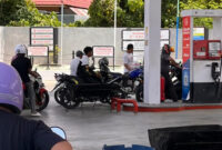 Antrean BBM di Kolaka Utara