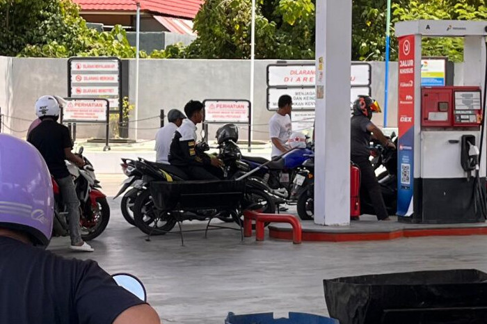 Antrean BBM di Kolaka Utara