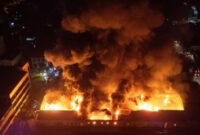 Pabrik kertas, minyak esensial di Hanoi terbakar pada malam 19/7/2025. Foto oleh Nguyen Long