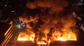 Pabrik kertas, minyak esensial di Hanoi terbakar pada malam 19/7/2025. Foto oleh Nguyen Long