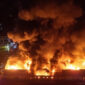 Pabrik kertas, minyak esensial di Hanoi terbakar pada malam 19/7/2025. Foto oleh Nguyen Long