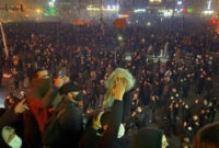 Para pengunjuk rasa berbaris di Teheran pada malam 10 Januari. Foto: AFP