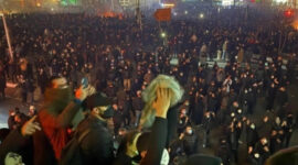 Para pengunjuk rasa berbaris di Teheran pada malam 10 Januari. Foto: AFP