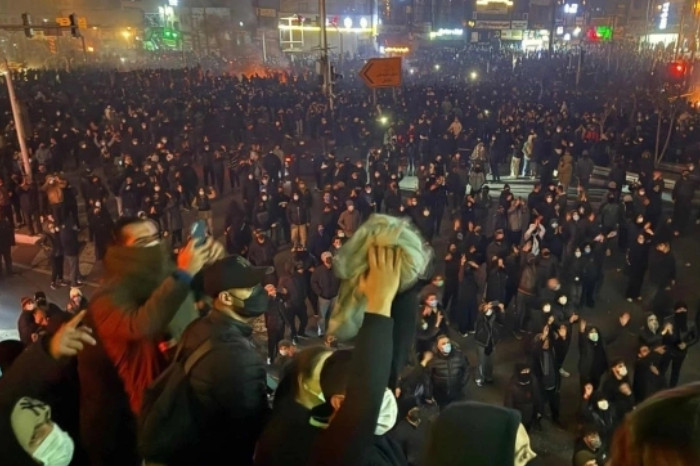 Para pengunjuk rasa berbaris di Teheran pada malam 10 Januari. Foto: AFP