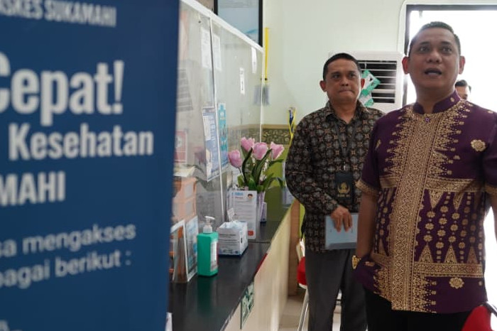 Plt. Bupati Bekasi, dr. Asep Surya Atmaja, melakukan inspeksi mendadak (sidak) ke sejumlah perangkat daerah dan kecamatan
