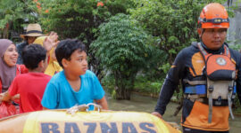 Respons Cepat Banjir Jabodetabek, BAZNAS RI Terjunkan Tim Evakuasi dan Salurkan Logistik di Jakarta-Bekasi