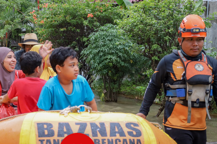 Respons Cepat Banjir Jabodetabek, BAZNAS RI Terjunkan Tim Evakuasi dan Salurkan Logistik di Jakarta-Bekasi