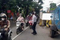 Satpelhub Kalideres Perkuat Pengaturan Lalin Pagi di Jalan Peta Selatan