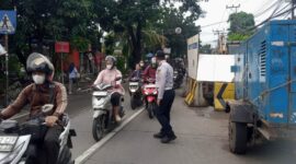 Satpelhub Kalideres Perkuat Pengaturan Lalin Pagi di Jalan Peta Selatan