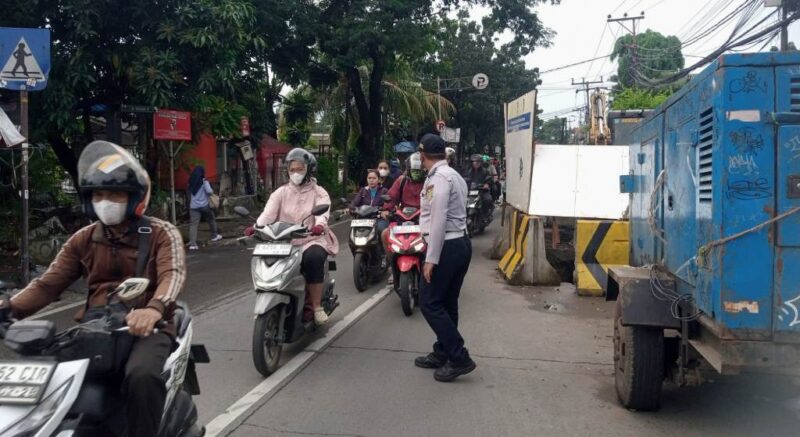 Satpelhub Kalideres Perkuat Pengaturan Lalin Pagi di Jalan Peta Selatan