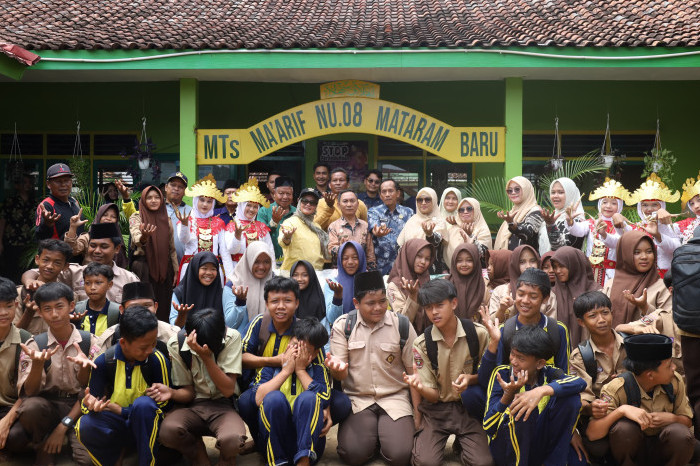 Bupati Lampung Timur Dorong Kesadaran Lingkungan Sejak Dini Lewat Bantuan Bak Sampah Sekolah