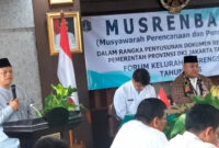 Camat Kembangan, Joko Suparno saat membuka forum kelurahan Musrenbang Srengseng
