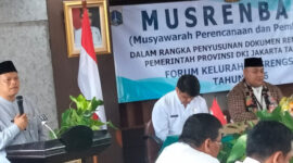 Camat Kembangan, Joko Suparno saat membuka forum kelurahan Musrenbang Srengseng