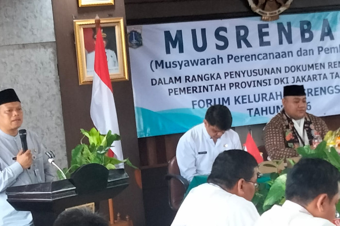 Camat Kembangan, Joko Suparno saat membuka forum kelurahan Musrenbang Srengseng