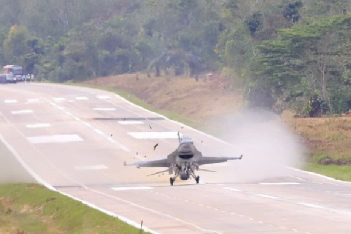 F-16 dan Super Tucano Mendarat di Tol JTTS, Uji Highway Strip Sukses