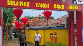 Lurah Limo, Fajar Mei Hendri saat berada di lingkungan RT 05/RW 08 yang merupakan Kampung Moderasi atau Kampung Pembauran. (Foto : Dokumentasi narasumber)