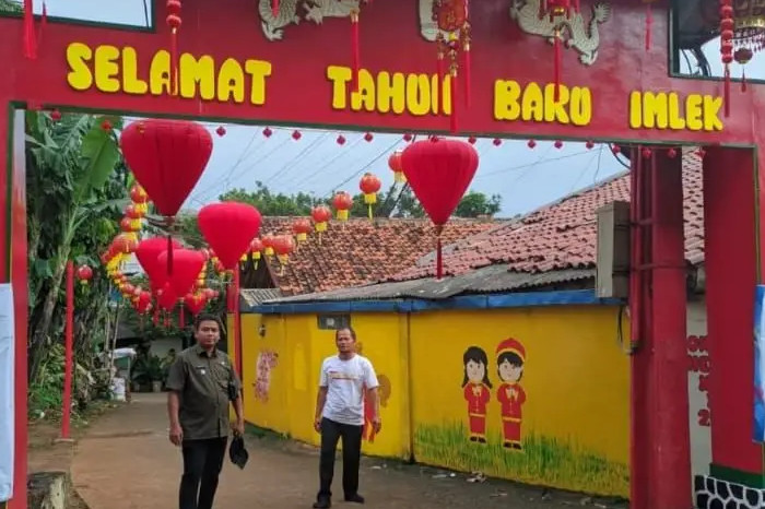 Lurah Limo, Fajar Mei Hendri saat berada di lingkungan RT 05/RW 08 yang merupakan Kampung Moderasi atau Kampung Pembauran. (Foto : Dokumentasi narasumber)