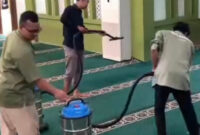 Mahasiswa BAZNAS UIN SSC Bersihkan Masjid Kampus Sambut Ramadan 2026