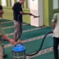 Mahasiswa BAZNAS UIN SSC Bersihkan Masjid Kampus Sambut Ramadan 2026