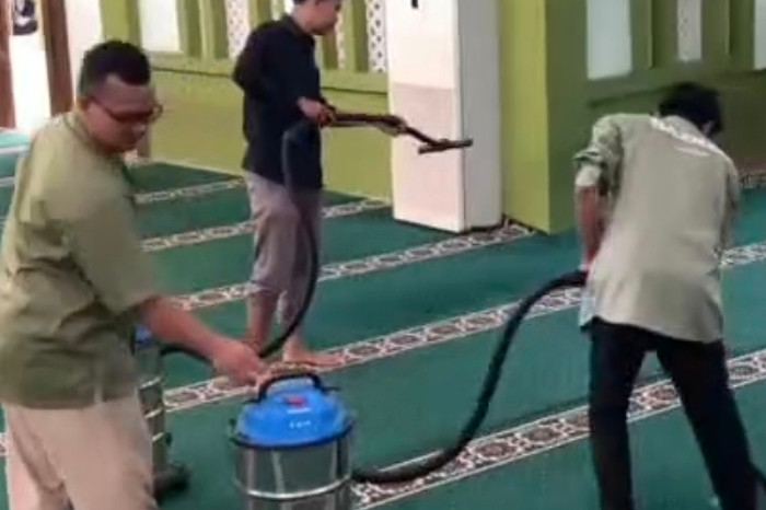 Mahasiswa BAZNAS UIN SSC Bersihkan Masjid Kampus Sambut Ramadan 2026
