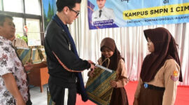 Pemkab Sumedang Salurkan Bantuan Pendidikan untuk Pelajar