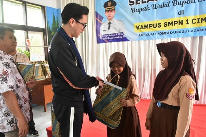 Pemkab Sumedang Salurkan Bantuan Pendidikan untuk Pelajar