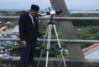 Salah satu petugas melihat hilal