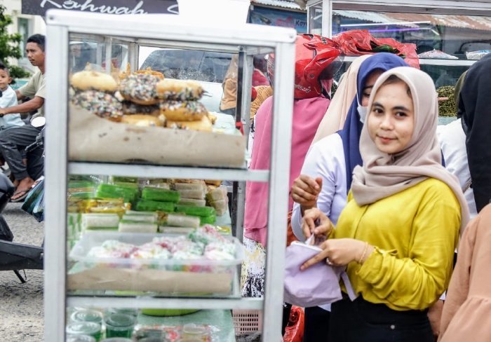 Pasar Takjil Lambaro Ramai Hari Pertama Puasa, Pedagang Cepat Ludes