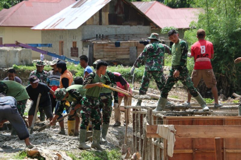 TNI dan Warga Percepat Jembatan Perintis Garuda Pesisir Selatan