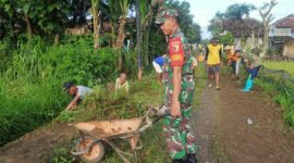 Babinsa Kembangan dan Warga Sukomoro Gotong Royong Bersihkan Jalan Desa