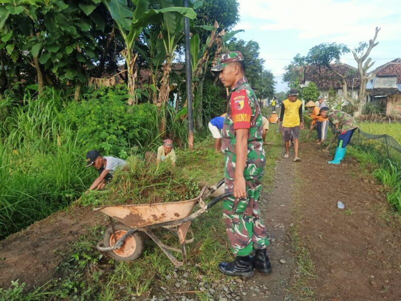 Babinsa Kembangan dan Warga Sukomoro Gotong Royong Bersihkan Jalan Desa