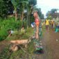 Babinsa Kembangan dan Warga Sukomoro Gotong Royong Bersihkan Jalan Desa