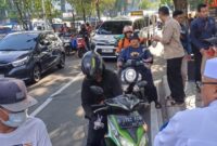 Kolaborasi Pemuda Meruya Utara Tebar 200 Takjil untuk Warga