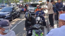 Kolaborasi Pemuda Meruya Utara Tebar 200 Takjil untuk Warga
