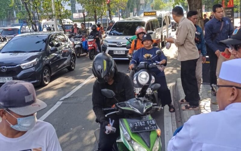 Kolaborasi Pemuda Meruya Utara Tebar 200 Takjil untuk Warga