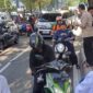 Kolaborasi Pemuda Meruya Utara Tebar 200 Takjil untuk Warga