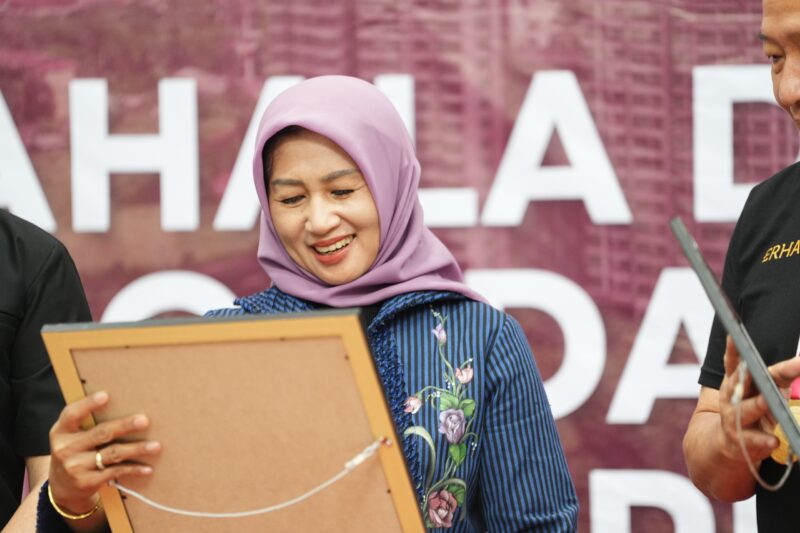 Wali Kota Jakarta Barat, Iin Mutmainnah bahagia meraih rekor muri donor darah terbanyak selama bulan Ramadan 2026