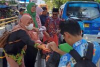 Pemuda Meruya Utara Tebar Takjil dan Semangat Gotong Royong Ramadan