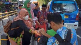 Pemuda Meruya Utara Tebar Takjil dan Semangat Gotong Royong Ramadan