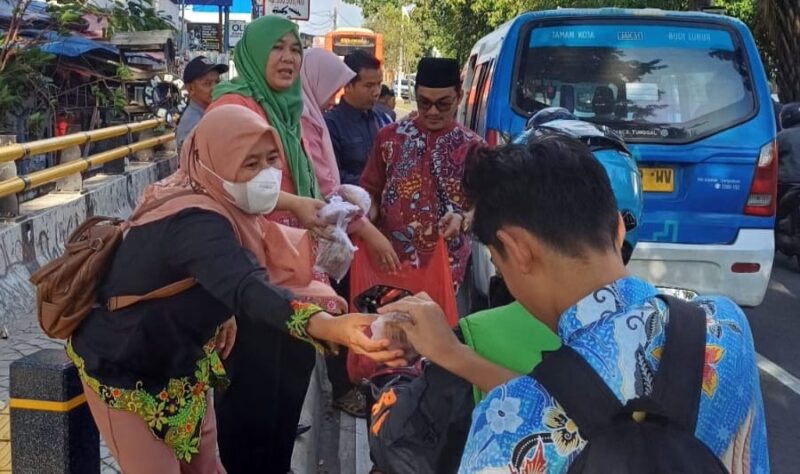 Pemuda Meruya Utara Tebar Takjil dan Semangat Gotong Royong Ramadan