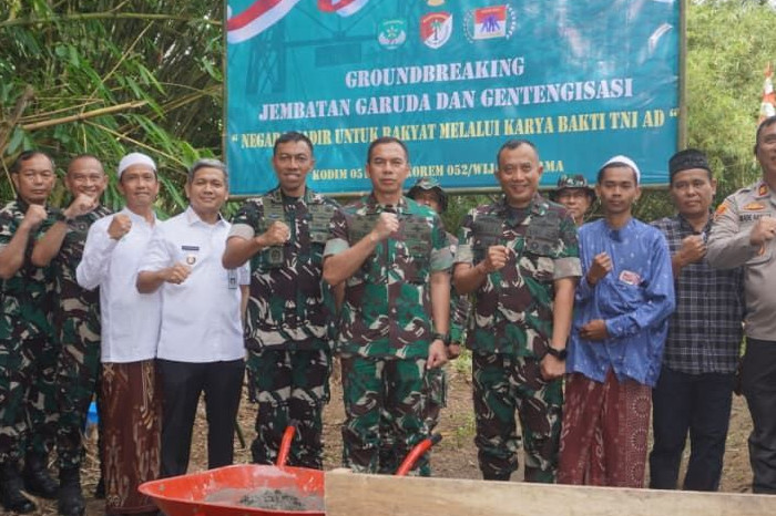 TNI Bangun Jembatan Garuda dan Bedah Atap Rumah Warga Tangerang