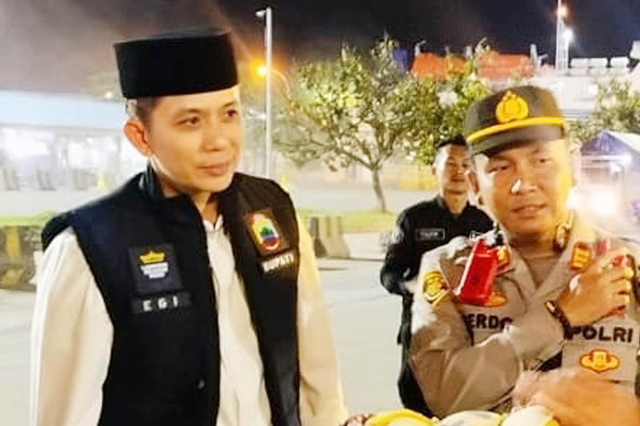 Tengah Malam di Bakauheni, Egi Menyapa Pemotor yang Tetap Mudik