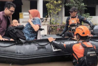 Tim BAZNAS Evakuasi 30 Warga Terjebak Banjir di Kembangan